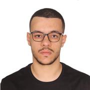 Professeur particulier donne cours de soutien scolaire aux étudiants de collège